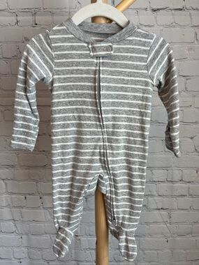 ⭐️⭐️PICK 5 / $20 Carter's Gray & White Striped Baby One-Piece Footed Pajamas 3M